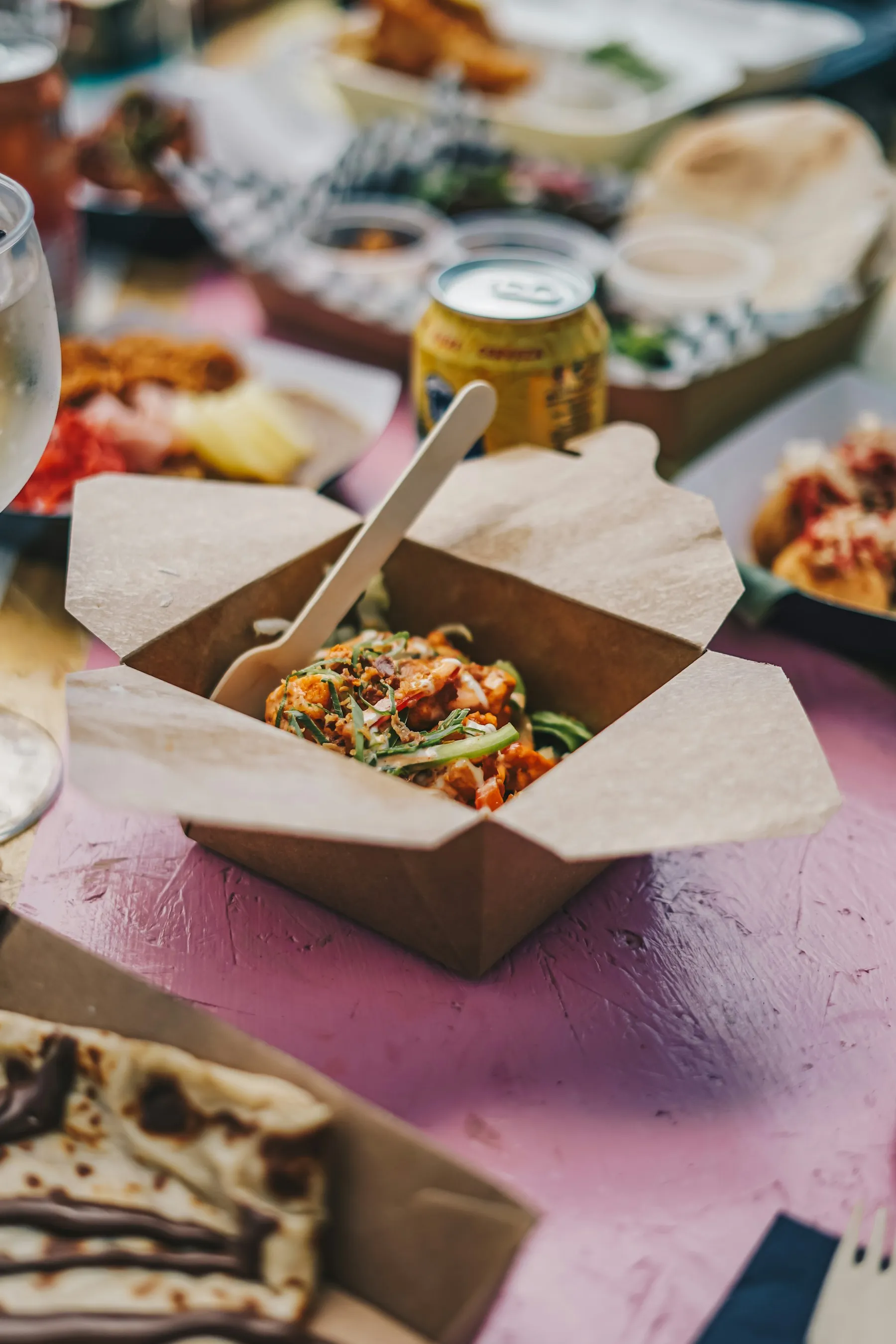 Plat à emporter dans une boîte en carton kraft