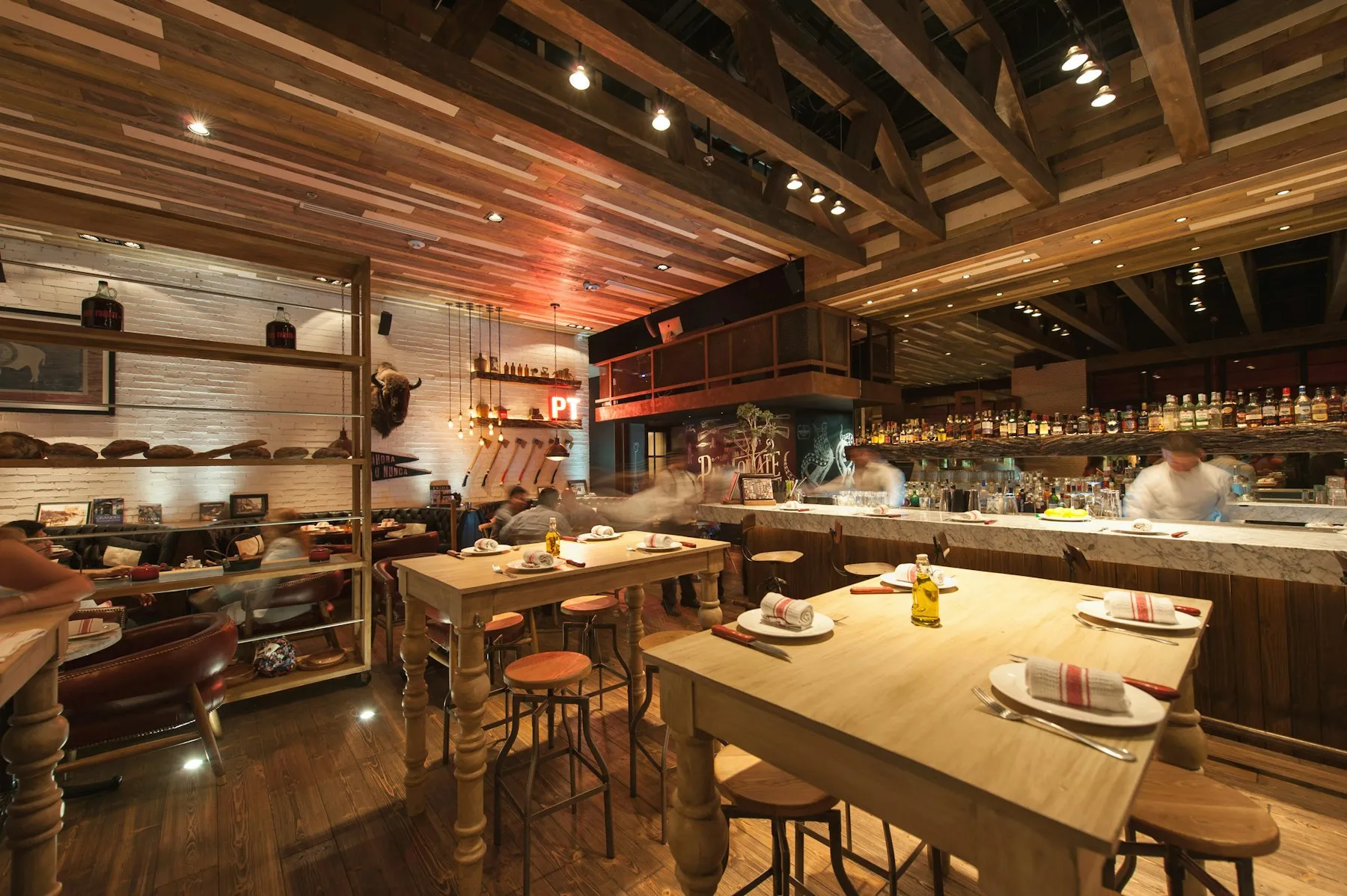 Salle de bistrot chaleureuse en bois